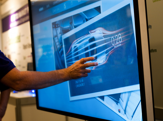Das Bild zeigt eine Person, die einen 72inch ViewPoint Touchscreen mit 2 Fingern steuert.