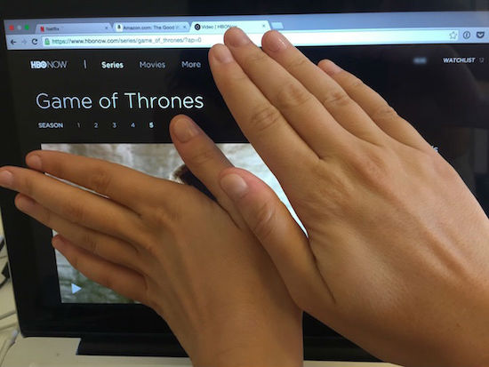 Screenshot Games of Thrones - der Spoiler wird mit 2 Händen überdeckt