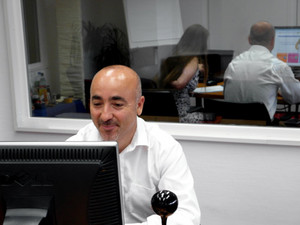 Usability Testperson beim testen einer Software-Applikation Usability Testperson beim testen einer Software-Applikation